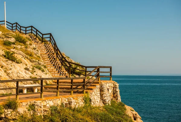 Paseo Marítimo Madera Largo Costa Del Mar Situado Una Roca — Foto de Stock