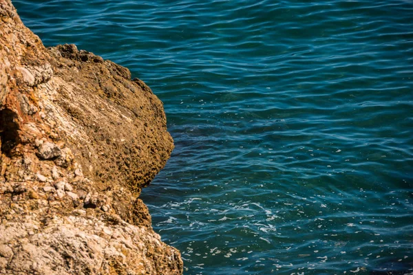 Geweldige Zee Met Blauwe Zomergolf Rotsen Ontspannend Uitzicht Rotsen Water — Stockfoto