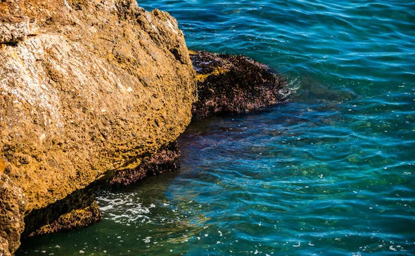 青い夏の波と岩で素晴らしい海 岩や水のリラックスビュー — ストック写真