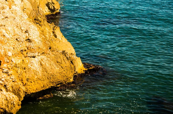 Increíble Mar Con Olas Azules Verano Rocas Relajante Vista Las —  Fotos de Stock