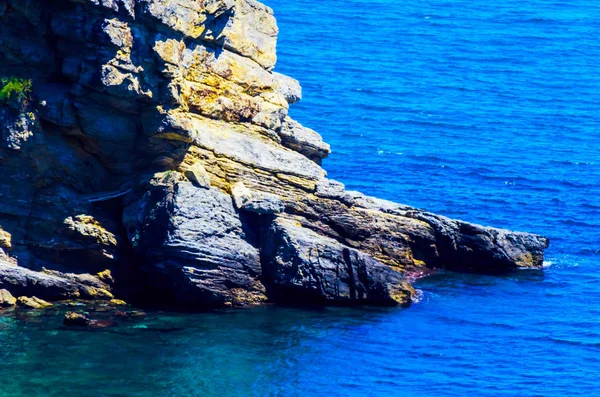 Висока Скеля Над Морем Літній Морський Фон Багато Бризок Хвиль — стокове фото
