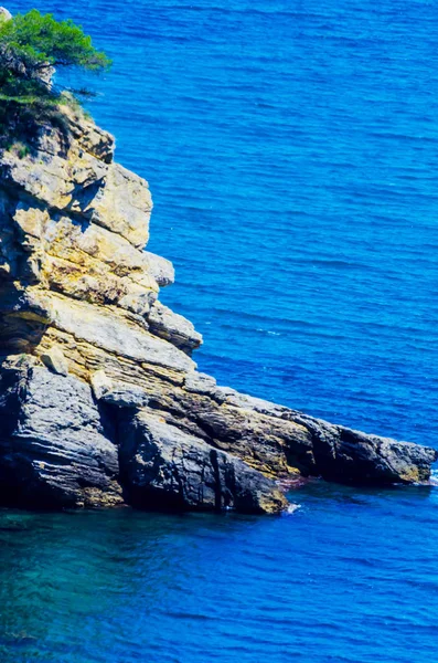 Hohe Klippe Über Dem Meer Sommerlicher Meereshintergrund Viele Plätschernde Wellen — Stockfoto