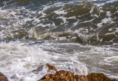 Mavi yaz dalgası ve kayaları ile şaşırtıcı deniz, rahatlatıcı kaya ve su manzarası, doğa