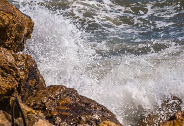Mavi yaz dalgası ve kayaları ile şaşırtıcı deniz, rahatlatıcı kaya ve su manzarası, doğa