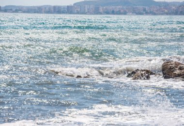 Mavi yaz dalgası ve kayaları ile şaşırtıcı deniz, rahatlatıcı kaya ve su manzarası, doğa