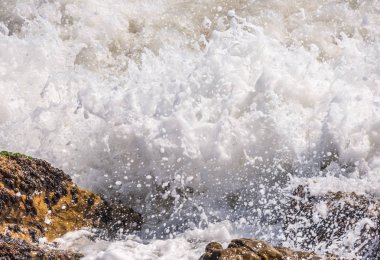 Mavi yaz dalgası ve kayaları ile şaşırtıcı deniz, rahatlatıcı kaya ve su manzarası, doğa