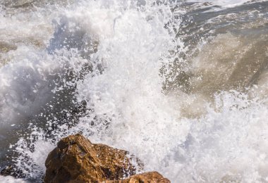 Mavi yaz dalgası ve kayaları ile şaşırtıcı deniz, rahatlatıcı kaya ve su manzarası, doğa