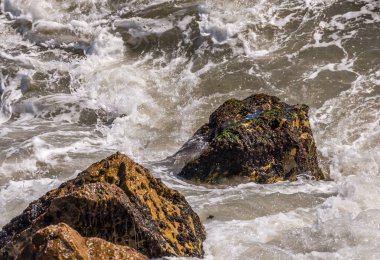 Mavi yaz dalgası ve kayaları ile şaşırtıcı deniz, rahatlatıcı kaya ve su manzarası, doğa