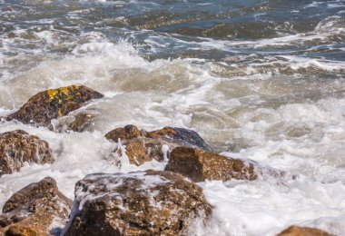 Mavi yaz dalgası ve kayaları ile şaşırtıcı deniz, rahatlatıcı kaya ve su manzarası, doğa