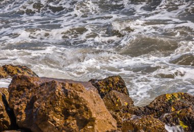 Mavi yaz dalgası ve kayaları ile şaşırtıcı deniz, rahatlatıcı kaya ve su manzarası, doğa