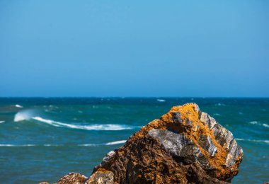 Mavi yaz dalgası ve kayaları ile şaşırtıcı deniz, rahatlatıcı kaya ve su manzarası, doğa