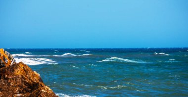 Mavi yaz dalgası ve kayaları ile şaşırtıcı deniz, rahatlatıcı kaya ve su manzarası, doğa