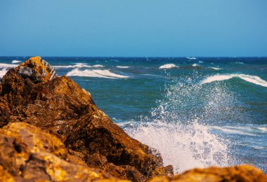 Mavi yaz dalgası ve kayaları ile şaşırtıcı deniz, rahatlatıcı kaya ve su manzarası, doğa