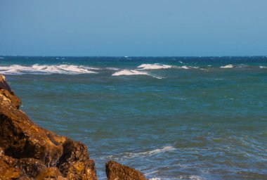 Mavi yaz dalgası ve kayaları ile şaşırtıcı deniz, rahatlatıcı kaya ve su manzarası, doğa