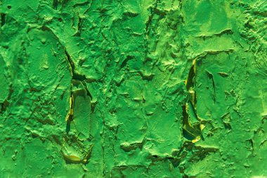 Eski duvardan dökülen eski püskü boya, yüzeyde çatlaklar ve çizikler, eski model.