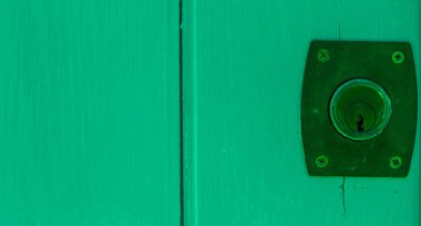 Kapısında ilginç bir desen olan eski kilidi kapat. Ev güvenliği, klasik.