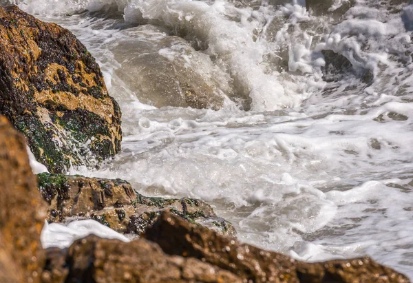 Úžasné Moře Modrou Letní Vlnou Skalami Relaxační Výhled Skály Vodu — Stock fotografie