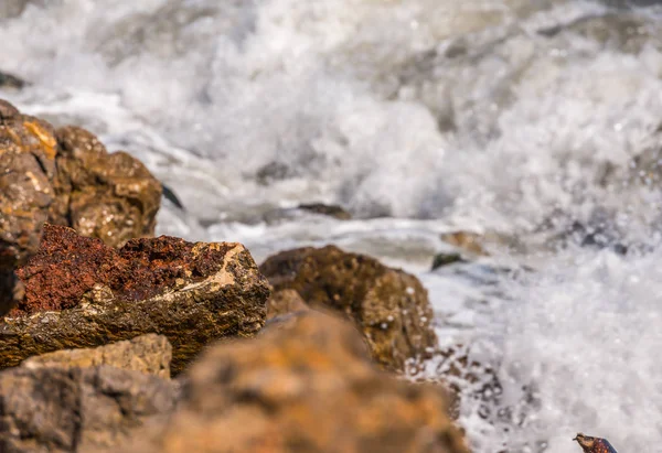 Erstaunliches Meer Mit Blauer Sommerwelle Und Felsen Entspannender Aussicht Auf — Stockfoto