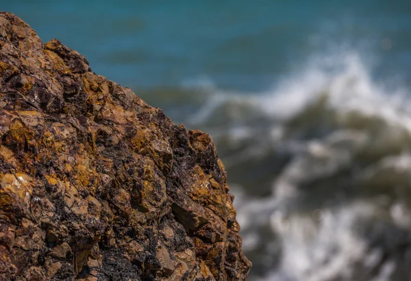 Increíble Mar Con Olas Azules Verano Rocas Relajante Vista Las —  Fotos de Stock