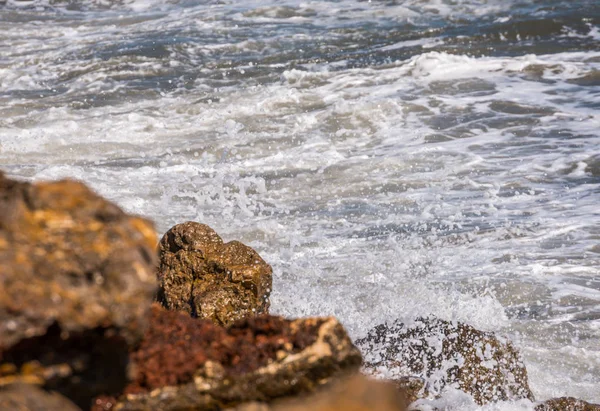 Geweldige Zee Met Blauwe Zomergolf Rotsen Ontspannend Uitzicht Rotsen Water — Stockfoto