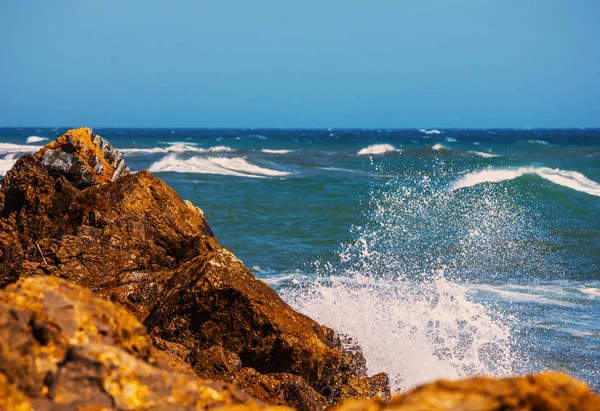 Mavi yaz dalgası ve kayaları ile şaşırtıcı deniz, rahatlatıcı kaya ve su manzarası, doğa