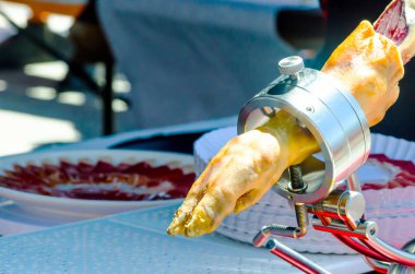 bacak jamon serrano, geleneksel İspanyolca jambon, et Dilimleme için hazırlanan