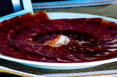 jamon serrano, geleneksel İspanyolca jambon, et kesme dilim ile plaka
