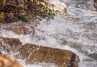 Mavi yaz dalgası ve kayaları ile şaşırtıcı deniz, rahatlatıcı kaya ve su manzarası, doğa