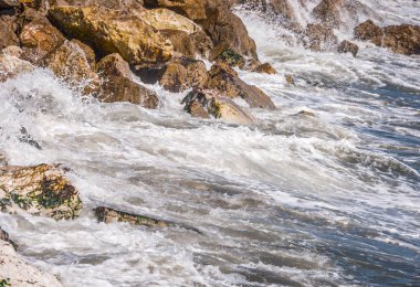 Mavi yaz dalgası ve kayaları ile şaşırtıcı deniz, rahatlatıcı kaya ve su manzarası, doğa