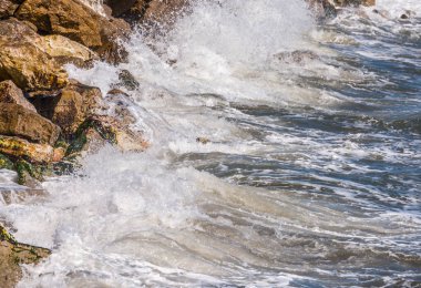 Mavi yaz dalgası ve kayaları ile şaşırtıcı deniz, rahatlatıcı kaya ve su manzarası, doğa