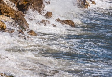Mavi yaz dalgası ve kayaları ile şaşırtıcı deniz, rahatlatıcı kaya ve su manzarası, doğa