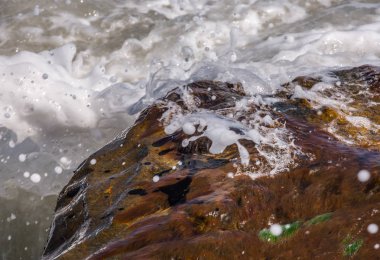 Mavi yaz dalgası ve kayaları ile şaşırtıcı deniz, rahatlatıcı kaya ve su manzarası, doğa