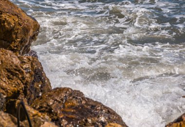 Mavi yaz dalgası ve kayaları ile şaşırtıcı deniz, rahatlatıcı kaya ve su manzarası, doğa
