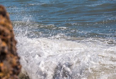 Mavi yaz dalgası ve kayaları ile şaşırtıcı deniz, rahatlatıcı kaya ve su manzarası, doğa