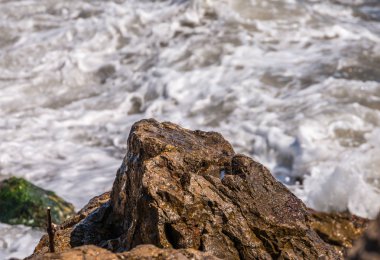 Mavi yaz dalgası ve kayaları ile şaşırtıcı deniz, rahatlatıcı kaya ve su manzarası, doğa
