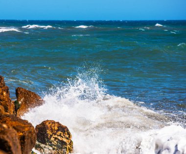 Mavi yaz dalgası ve kayaları ile şaşırtıcı deniz, rahatlatıcı kaya ve su manzarası, doğa