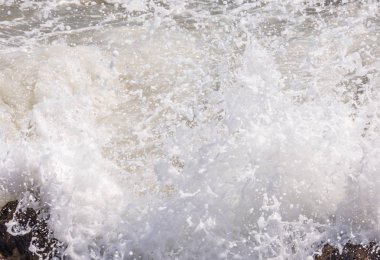 Mavi yaz dalgası ve kayaları ile şaşırtıcı deniz, rahatlatıcı kaya ve su manzarası, doğa