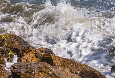 Mavi yaz dalgası ve kayaları ile şaşırtıcı deniz, rahatlatıcı kaya ve su manzarası, doğa