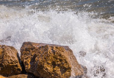 Mavi yaz dalgası ve kayaları ile şaşırtıcı deniz, rahatlatıcı kaya ve su manzarası, doğa