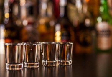 Gözlüklü bir siyah arka plan, soğuk içecek, gece hayatı üzerinde geleneksel saf votka