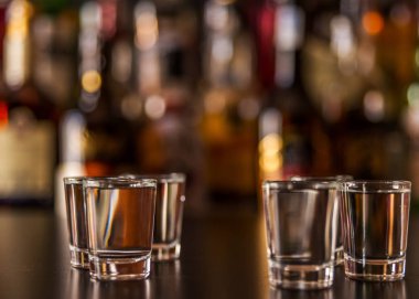 Gözlüklü bir siyah arka plan, soğuk içecek, gece hayatı üzerinde geleneksel saf votka