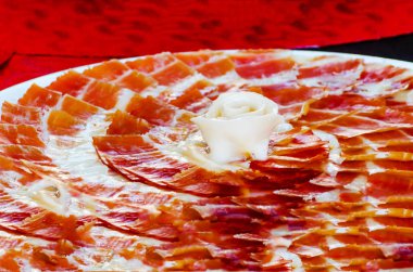 jamon serrano, geleneksel İspanyolca jambon, et kesme dilim ile plaka