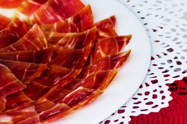 jamon serrano, geleneksel İspanyolca jambon, et kesme dilim ile plaka