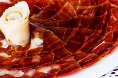 jamon serrano, geleneksel İspanyolca jambon, et kesme dilim ile plaka