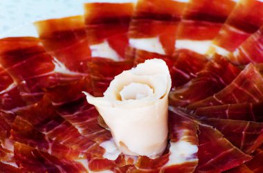 jamon serrano, geleneksel İspanyolca jambon, et kesme dilim ile plaka