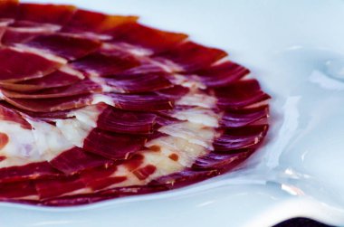 jamon serrano, geleneksel İspanyolca jambon, et kesme dilim ile plaka