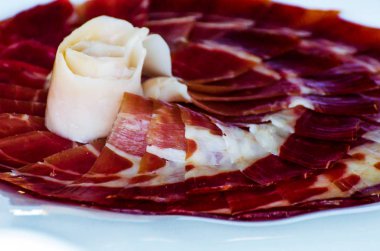 jamon serrano, geleneksel İspanyolca jambon, et kesme dilim ile plaka
