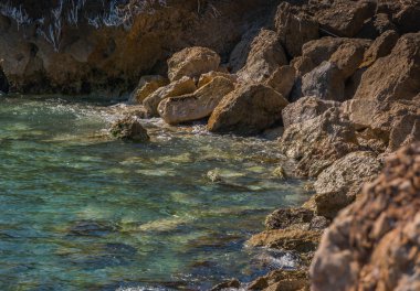 Mavi yaz dalgası ve kayaları ile şaşırtıcı deniz, rahatlatıcı kaya ve su manzarası, doğa