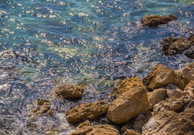 Mavi yaz dalgası ve kayaları ile şaşırtıcı deniz, rahatlatıcı kaya ve su manzarası, doğa