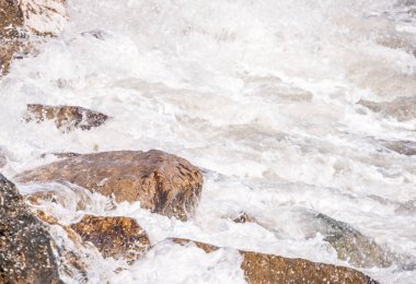 Mavi yaz dalgası ve kayaları ile şaşırtıcı deniz, rahatlatıcı kaya ve su manzarası, doğa